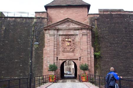 Stadttor Porte de Brisach
es wurde geschmückt mit dem Wappen Ludwig XIV. und seinem Slogan Nec pluribus impar, heißt frei übersetzt – Niemand ist ihm gleich - er war ja nicht umsonst der Sonnenkönig
