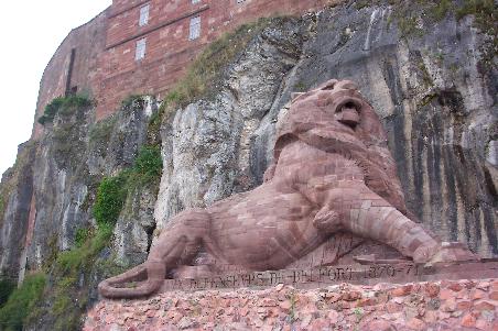 ein massiver und kolossaler Löwe, aufgestört, in die Enge getrieben und furchterregend in seinem Zorn, so sollte er aussehen. 22 m lang und 11 m hoch, aus rotem Vogesensandstein. Er machte Belfort zur Stadt des Löwen