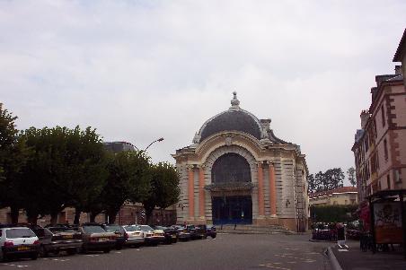 La Salle de Fête ersetzt die ehemalige Reithalle, die von den Reitern der Garnison als Exerzierplatz genutzt wurde