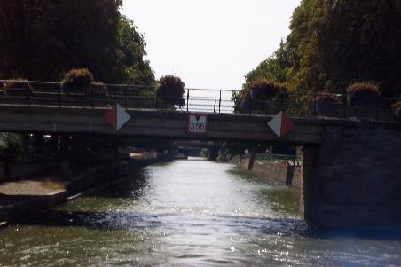 Vorsicht Falle!!!!!
Der VNF garantiert eine Brückenhöhe auf den Kanälen von 3,50 m. Wäre das an dieser Brücke vor Mülhausen so, wäre kein Warnschild nötig.
Wir haben mit unserer Frankreichpersennige eine Höhe von 3,40 m (evt. 3,45 wg. wenig Sprit), damit kommen wir gerade so durch