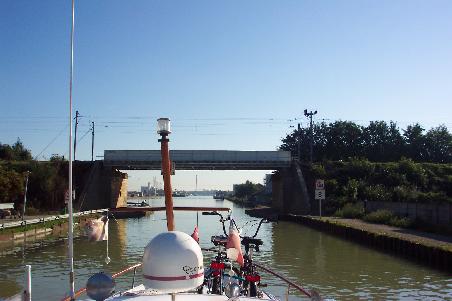 der Großschifffahrtskanal von Huningue bringt uns dem kanalisierten Rhein näher