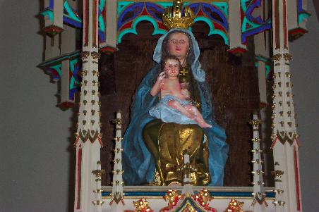 hinter der Maria ist ein alter Eichenstamm