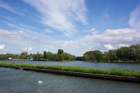im Oberwasser der Schleuse Metz geht's Richtung Innenstadt
