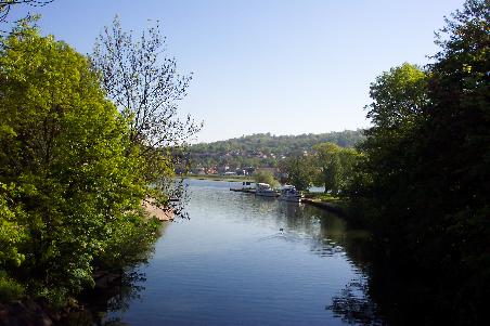 liegen im Seitenarm ist möglich und sehr idyllisch