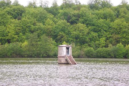 der Wasserturm in Aingeray bekam nach der Aufstauung nasse Füße