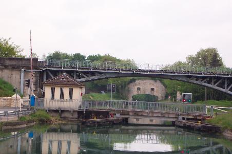 manches Hinterniss versperrt den Kanal