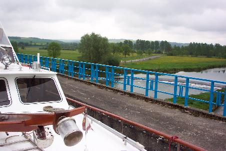 der Kanal führt durch eine Brücke über die Maas