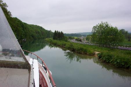 hier ist der Kanal höher als die Autobahn