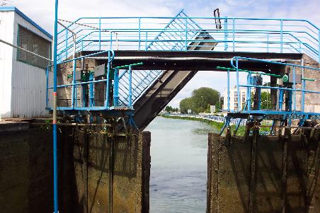 eine Schleuse und direkt dahinter eine Hebebrücke