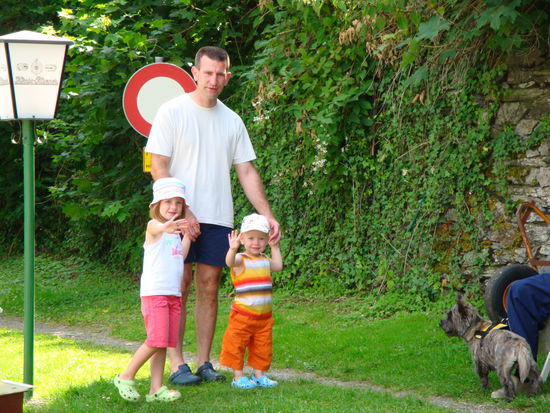 Ahoi, villeicht treffen wir uns ja mal irgendwo auf einem Fluss. Dann laden Caro und René euch zu einem richtigen Piratenfest ein.