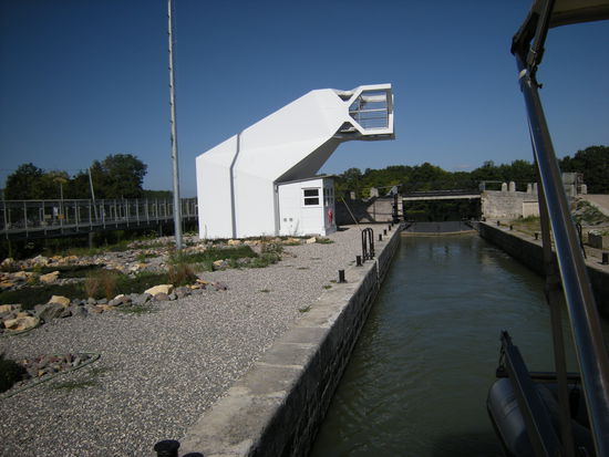 neues Schleusenhaus in den Rhein-Rhone-Kanal