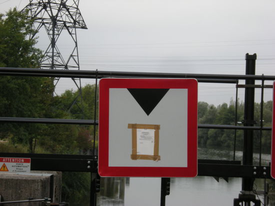 sagt uns dieses Schild, wer das abgefahrene Verdeck bezahlt????