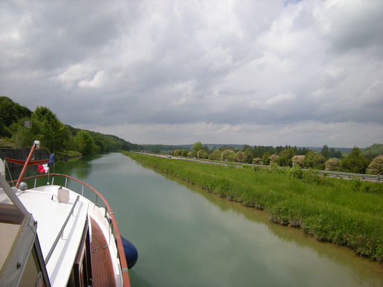 der Kanal ist hier höher als die Autobahn
