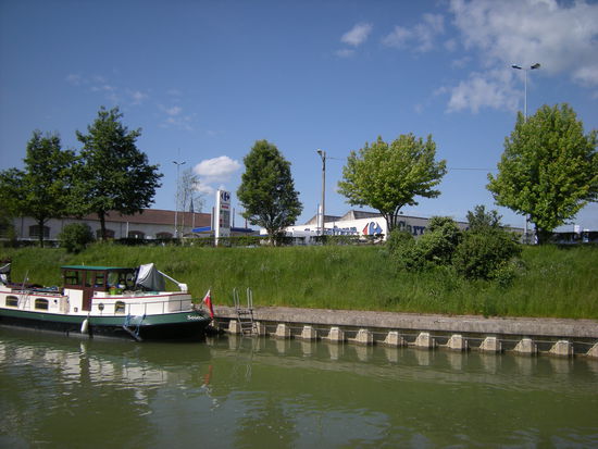 Eine Spundwand zum Anlegen direkt neben einem Supermarkt und einer Tankstelle in Eperney