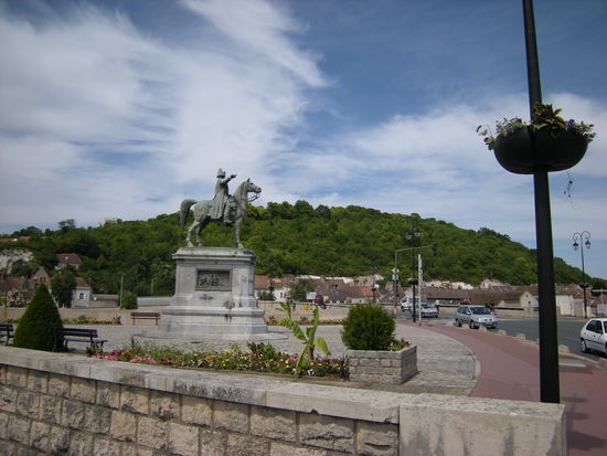 Napoleon schaut in Montereau-faut-Yonne auf die Yonne und zeigt auf die Seine