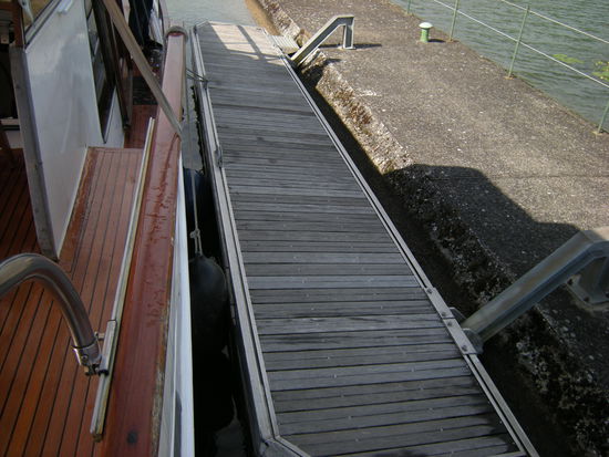 Schrägwandschleuse mit Schwimmsteg.