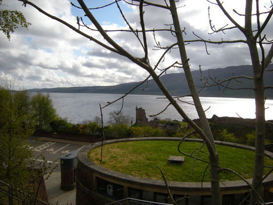 Urquhart Castle ist eine Ruine am Loch Ness....
trotzdem Eintritt und rundherum verschlossen wie eine Festung, damit man nur kein ordentliches Bild schießen kann