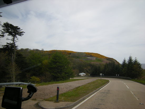 ein Kiesbett neben der Straße - hier können sich LKW stoppen, wenn sie nicht mehr bremsen können