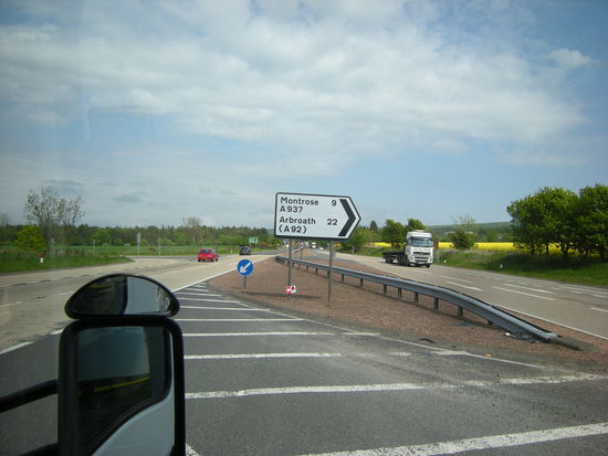 an diese Abzweigungen über mehrspurige Autostraßen muss man sich wirklich erst gewöhnen