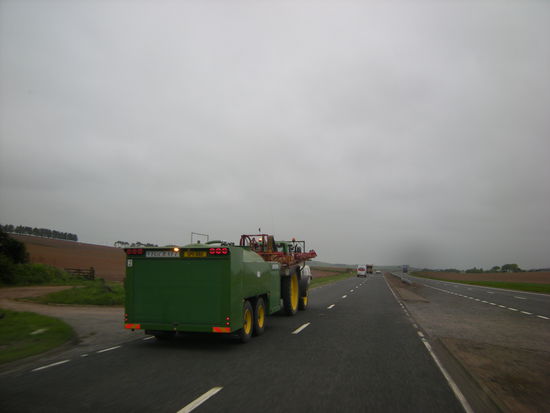 kommt man näher, sieht man, dass es Traktor ist...