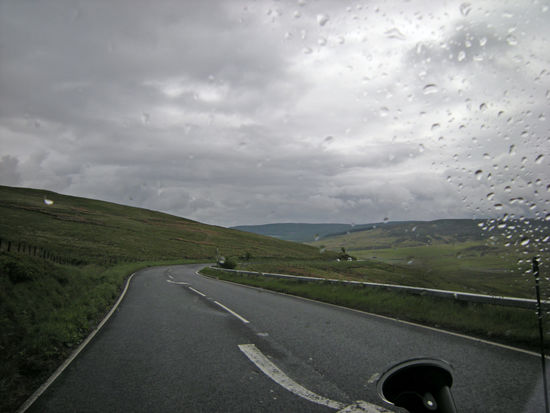 ich versuche mal mit einigen Straßenbildern zu zeigen, wie die Straßen hier sind