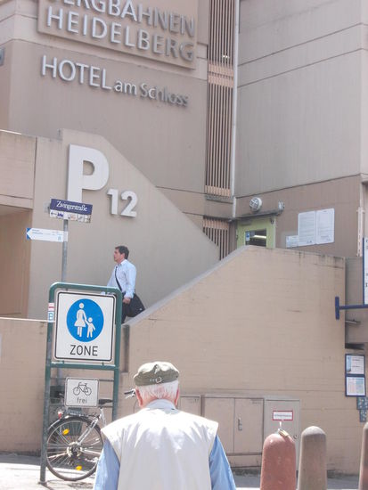 mit der Bergbahn geht's rauf um Schloss