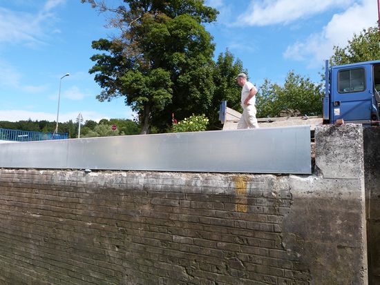 ein Blech wird ohne jeder Verankerung auf die Mauer gesetzt, mit Beton aufgefüllt. Und dann wundern sich die Franzosen, wenns im nächsten Jahr wieder einbricht.