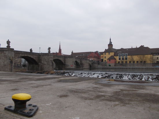 Blick von der Schleuse Würzburg auf das Wehr und die Stadt