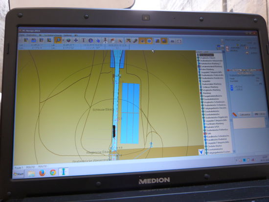 Die Sparschleusen im Kanal haben es wirklich in sich. Das Bild auf unserem Navico zeigt die Sparkammer neben der Schleuse. In die Sparkammer läuft das Wasser der Schleuse und wird beim Füllen seitlich wieder eingelassen.