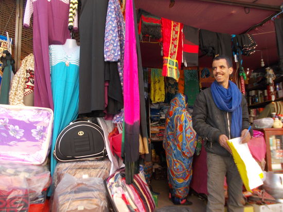 hier kaufen wir die Tücher, die wir noch dringend brauchen werden