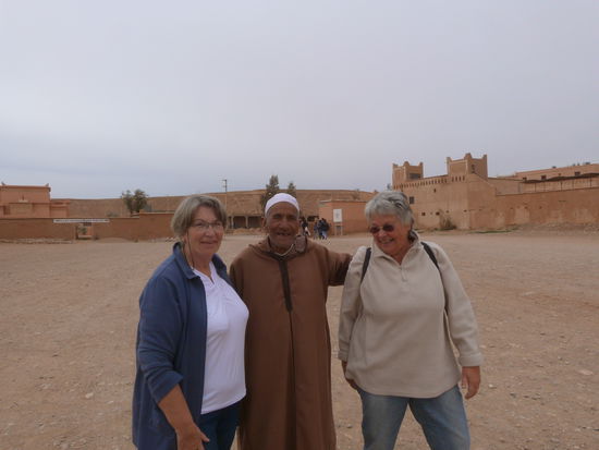 unser Führer durch das Bergdorf hat gleich mal zwei neue Fatimas rekrutiert
