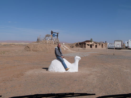 an der Wasserleitung wartet Uwe auf die Gruppe