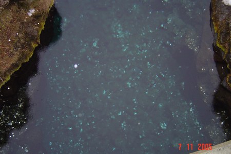 Glasklares Wasser 20 m tief,
jeder hinterläßt als Glücksbringer eine Münze