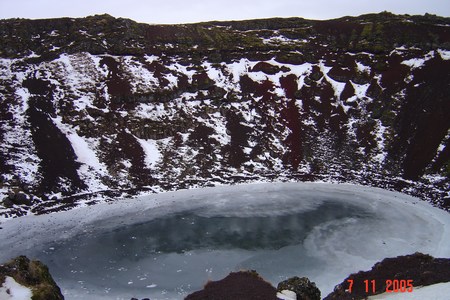 ein Kratersee mit Süßwasser, der die Höhe des Grundwasserspiegels anzeigt