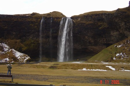 ein begehbarer Wasserfall
der Weg führt hinter dem fallenden Wasser vorbei