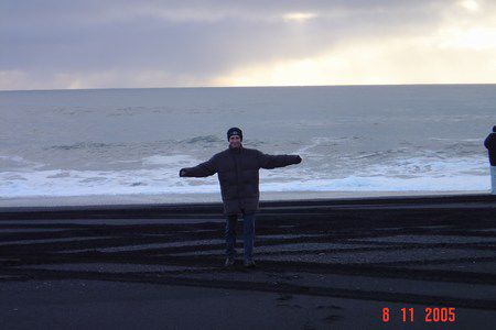 schwarzer Sand am Strand