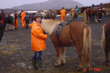 Judith beim ersten Reitversuch über die Lava-Felder