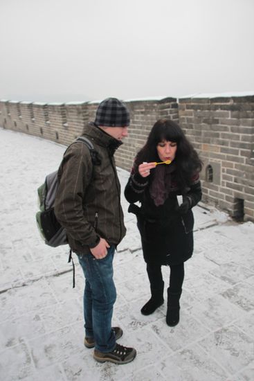 Seifenblasenmauerspass mit dem kleinen Scheißerchen 
