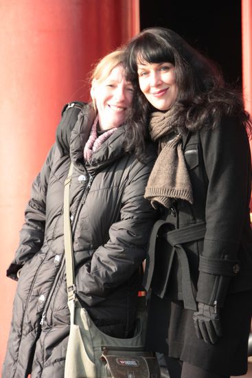 Zwei fröhliche Kamele ohne Mopped