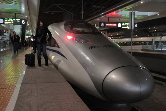 Flieger nach Peking, Rückweg mit dem Ding in 5.5 Stunden 300 Km/h Durchschnittsgeschwindigkeit, 60 EUR each - BULLET TRAIN Superluxus!