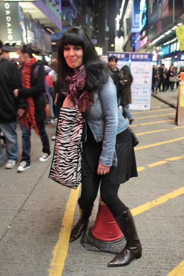 Pömpel im Po und Zebra aufm Arm....Glitzerbusvorhänge sind gemein und schwer