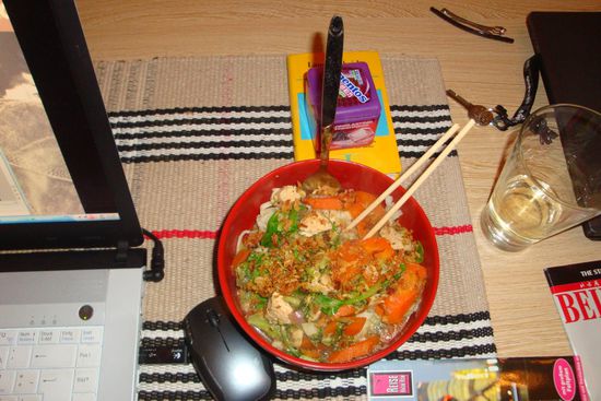 Suppe mit Schreibtisch