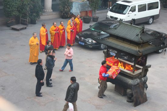 singende Mi-Mönche die den Pappkartons das letzte Geleit geben