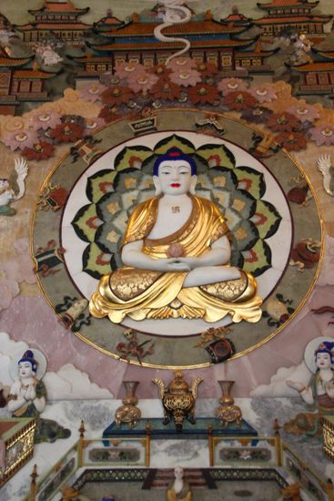 ...bevor es Diskussionen gibt: Das auf Buddhas Brust ist die SWASTIKA