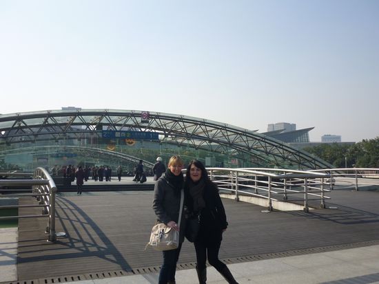 mit Tina am Eingang Metro-Station 2 (Shanghai Science &amp; Technology Museum)