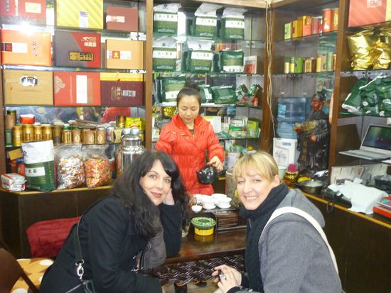 Tee-Zeremonie vor Kauf in "Wu Yi Tea-Ciy"