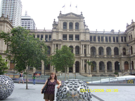 in Brisbane City vor irgendeinem Gebaeude, das wichtig aussieht 
