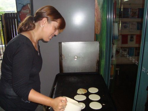 Ich geb mir hier voll die Muehe beim Pancakes giessen....