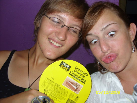 Wir mit unserem Chocolate Bavarian Cheesecake, den wir noch nie im Leben in Bayern gesehen haben 