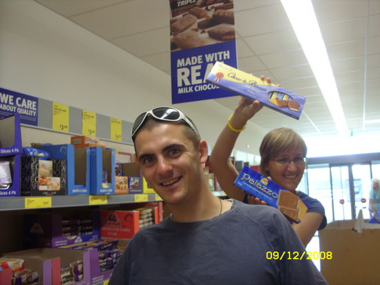 Andrea und John total verrueckt beim Aldi in Gympie  Deutsche Schokolade..hmmmm yummi